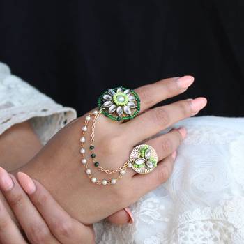 Clover-inspired two-finger ring 4