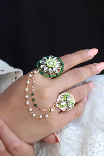 Clover-inspired two-finger ring