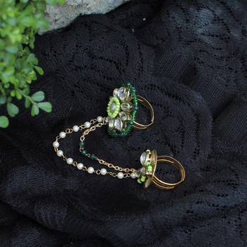 Clover-inspired two-finger ring 5