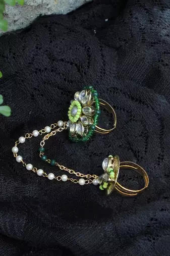 Clover-inspired two-finger ring