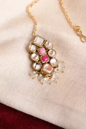 Enamoured kundan mangtikka