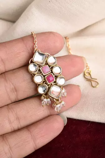 Enamoured kundan mangtikka