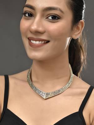 Gold plated v-shaped necklace with floral 1