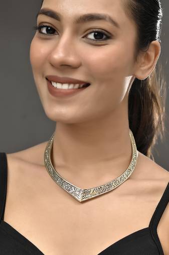 Gold plated v-shaped necklace with floral