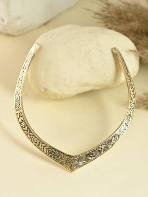 Gold plated v-shaped necklace with floral 2