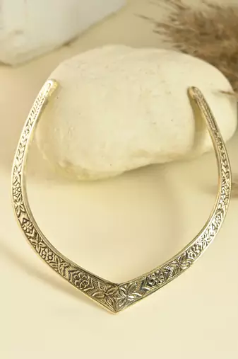 Gold plated v-shaped necklace with floral