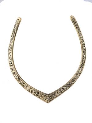 Gold plated v-shaped necklace with floral 4