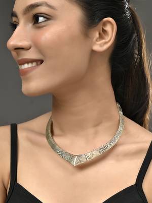 Chic gold v-shaped necklace with textured 1