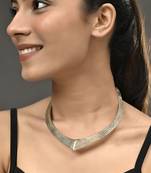 Chic gold v-shaped necklace with textured
