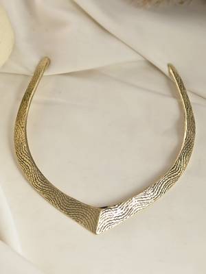 Chic gold v-shaped necklace with textured 2