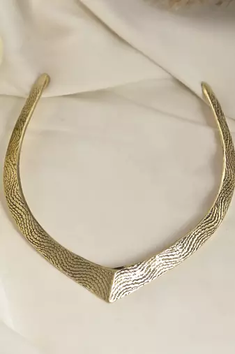 Chic gold v-shaped necklace with textured