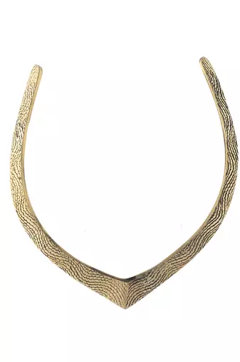 Chic gold v-shaped necklace with textured