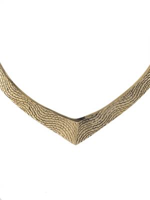 Chic gold v-shaped necklace with textured 4