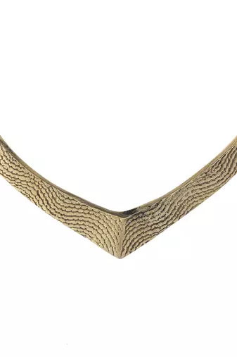 Chic gold v-shaped necklace with textured