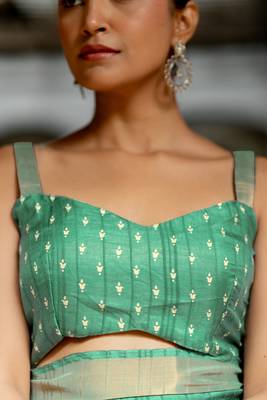 Sea green silk blend polka dots stripes print golden zari border saree with unstitched blouse piece 5