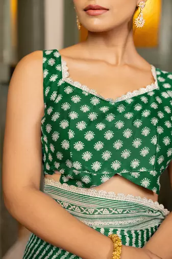 Dark green chiffon stripes leheriya print zari work lace border saree with unstiched blouse piece