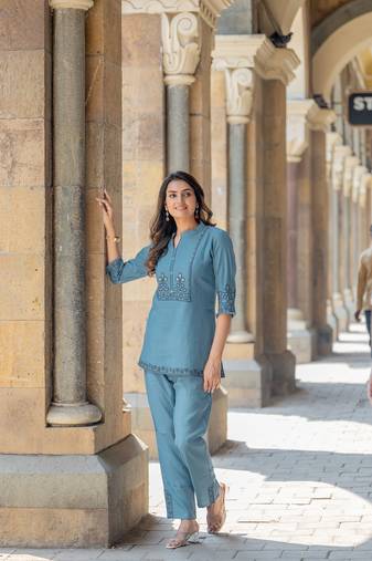 Women Viscose Slub Ethinc Short Kurta With Pent