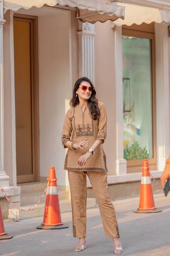 Women Viscose Slub Ethinc Short Kurta With Pent