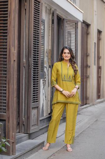 Women Viscose Slub Ethinc Short Kurta With Pent