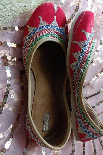 Embroidered red zari flats