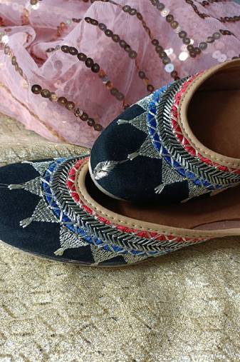 Embroidered black zari flats