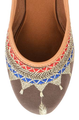 Embroidered grey zari flats