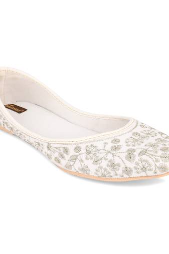 Cushioned white heavy embroidered flats
