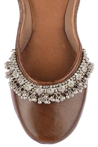 Brown gungroo flats