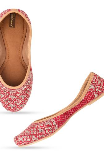 Cushioned red zari woek flats