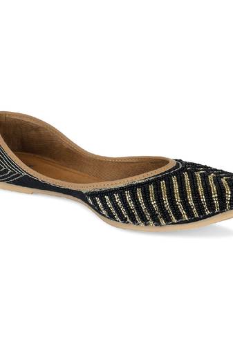 Sleek pearl black flats