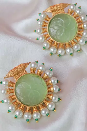 Traditional gold plated pista craving studs