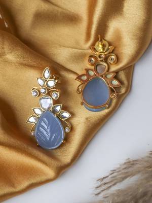 Elegant carving cornflower blue stone earring 2