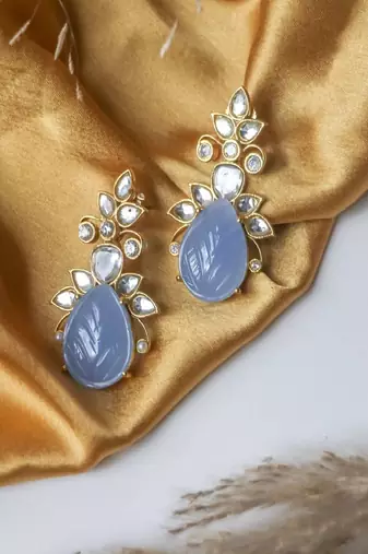 Elegant carving cornflower blue stone earring