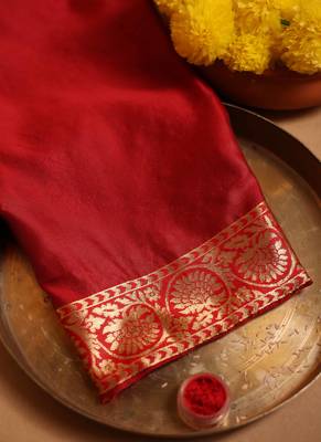 Green and red zari woven saree with floral motifs 4
