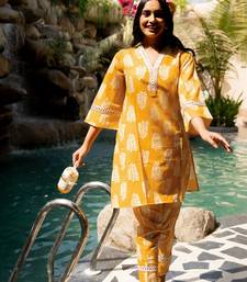 Women's Yellow Orange Regular Fit Cotton Paisley Printed Kurta With Pant