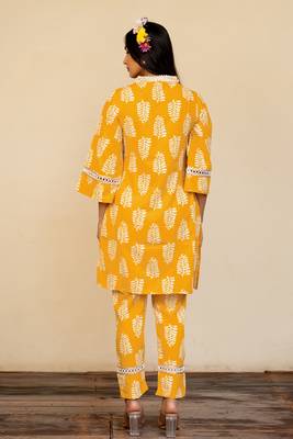 Women's Yellow Orange Regular Fit Cotton Paisley Printed Kurta With Pant 4