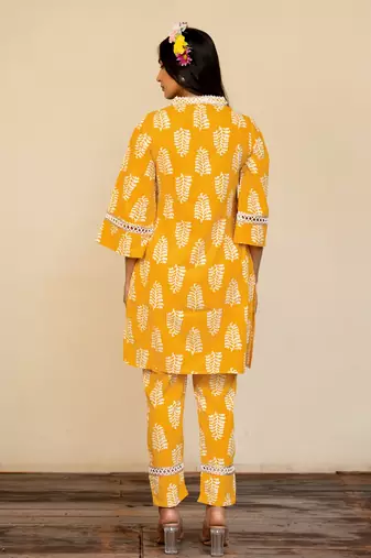 Women's Yellow Orange Regular Fit Cotton Paisley Printed Kurta With Pant