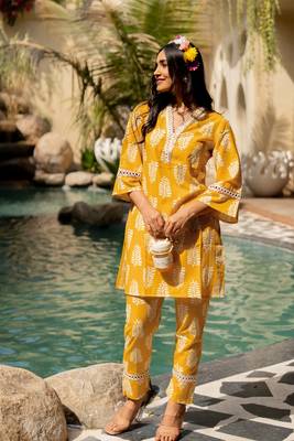 Women's Yellow Orange Regular Fit Cotton Paisley Printed Kurta With Pant 1
