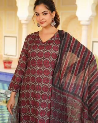 Women red rayon blend floral printed a-line kurta palazzo with dupatta 2