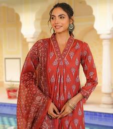 Women red rayon blend floral printed straight kurta trouser with dupatta