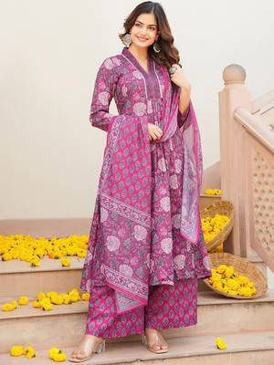 Women pink rayon blend floral printed a-line kurta palazzo with dupatta 2