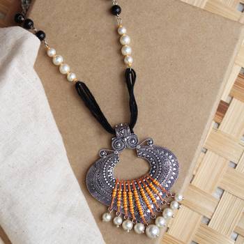 Dangling paan pearly pendant 1