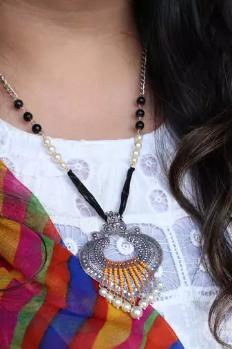 Dangling paan pearly pendant