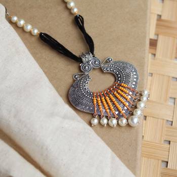 Dangling paan pearly pendant 3
