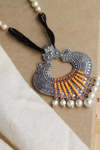 Dangling paan pearly pendant