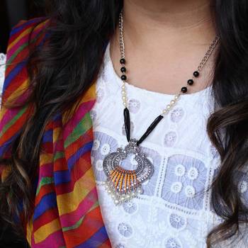 Dangling paan pearly pendant 4