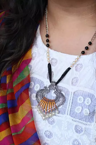 Dangling paan pearly pendant
