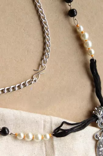Dangling paan pearly pendant