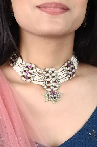 Pearl twirl choker