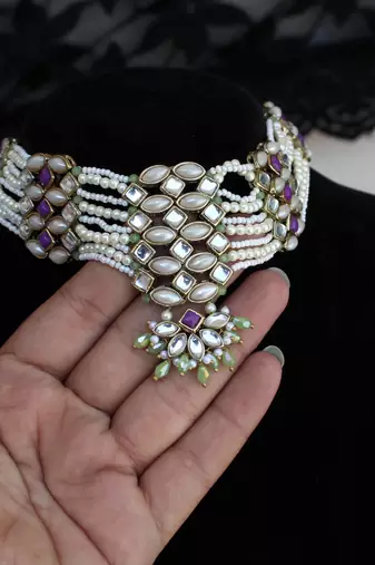 Pearl twirl choker